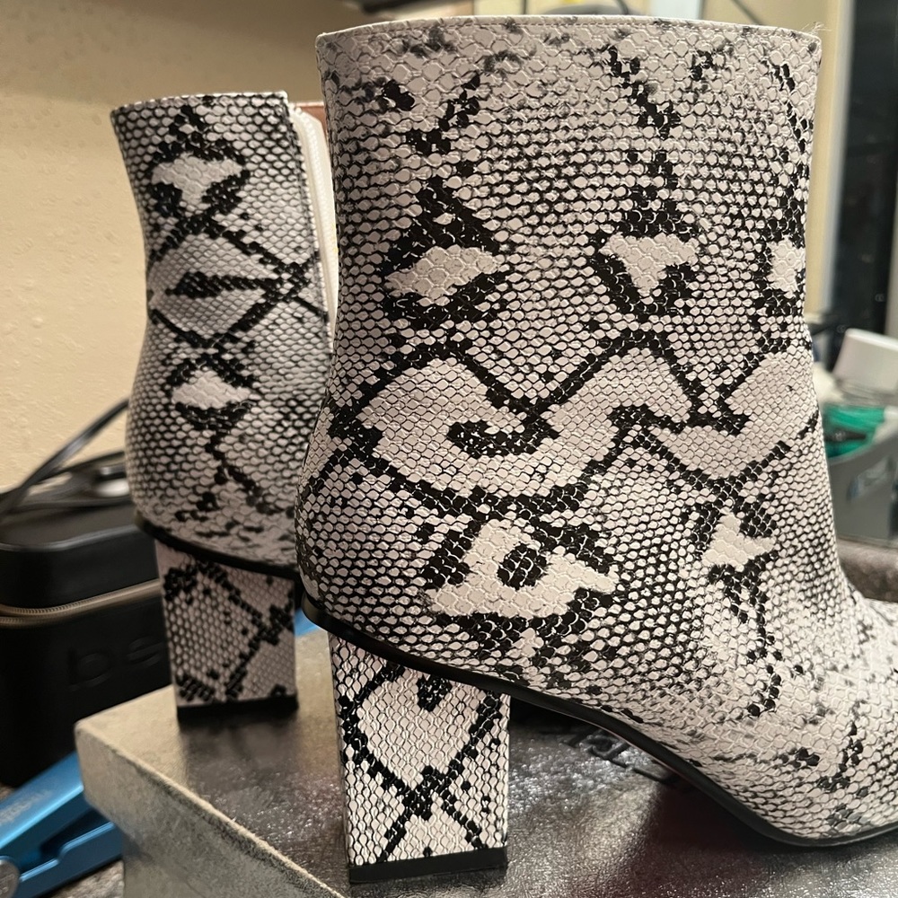 Women Snakeskin booties